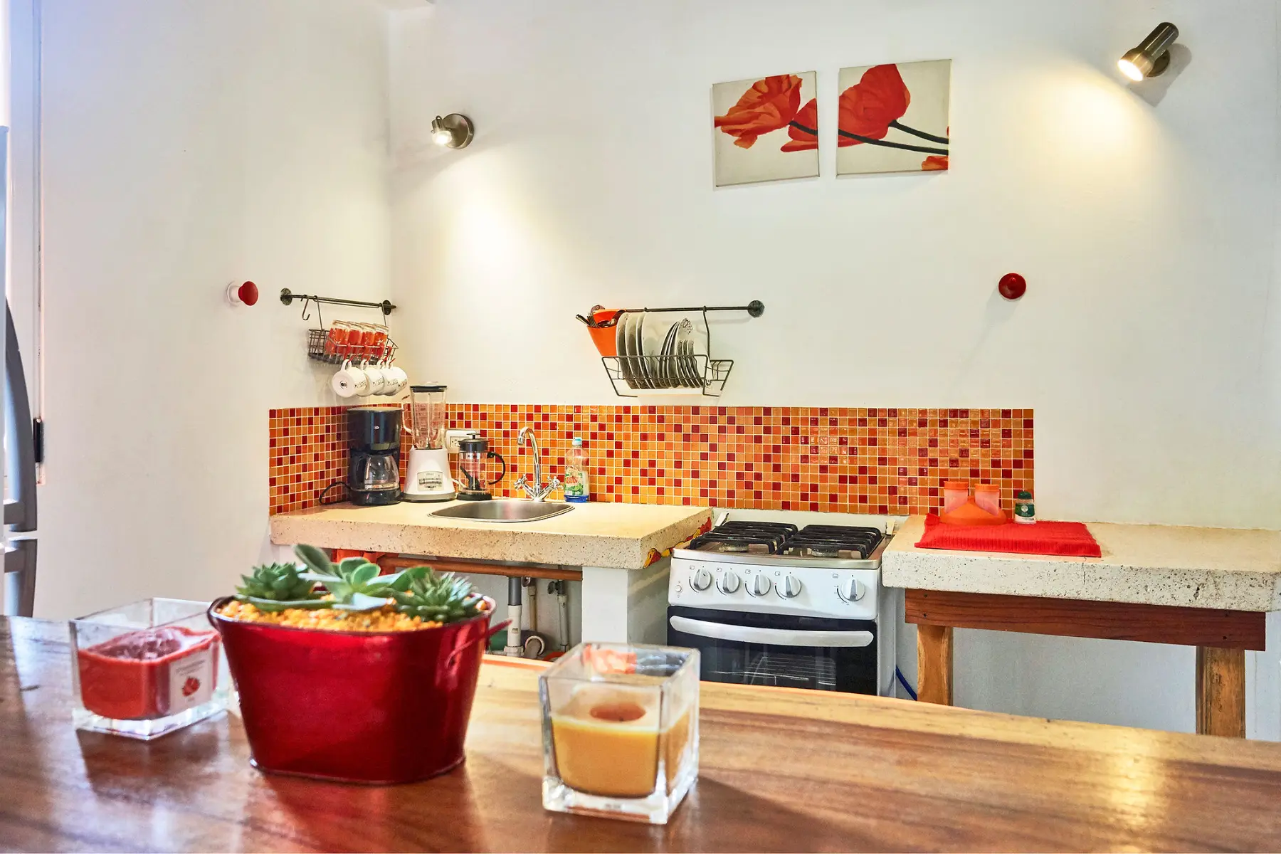 Red apartment photo 3