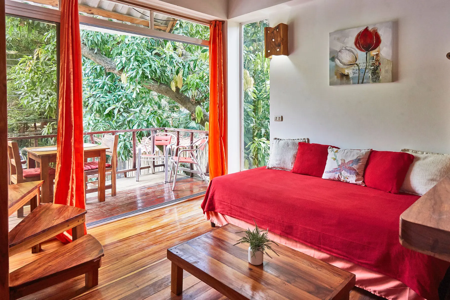 Red apartment photo 6