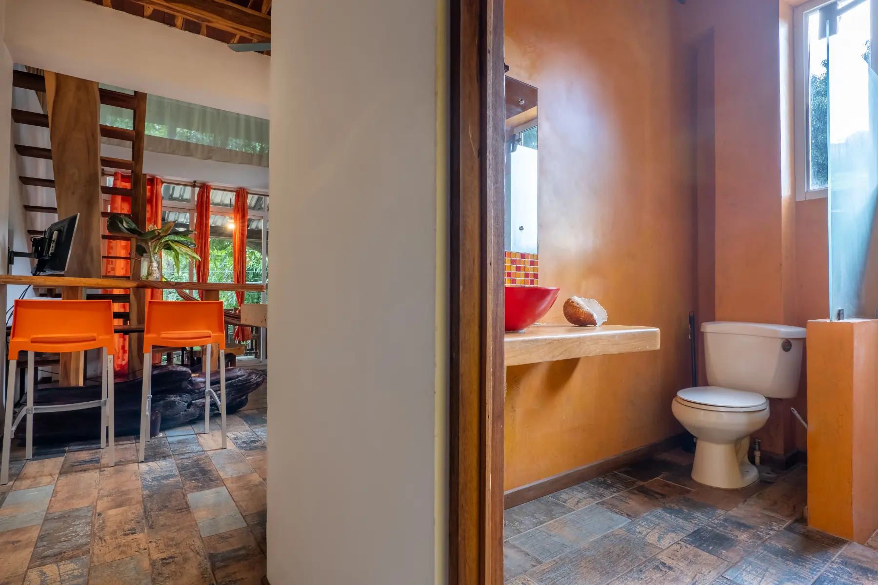 Red apartment photo 9