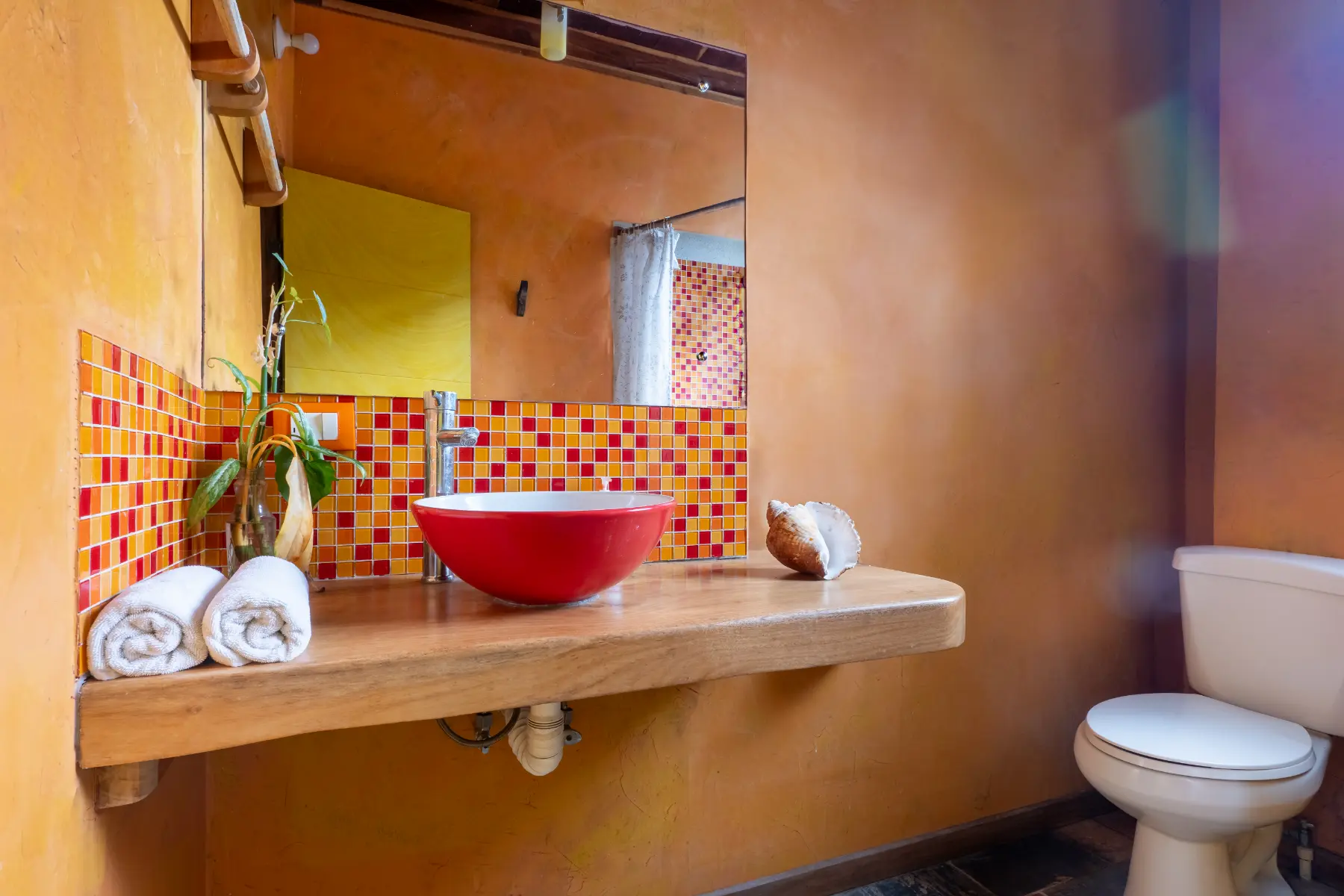 Red apartment photo 10