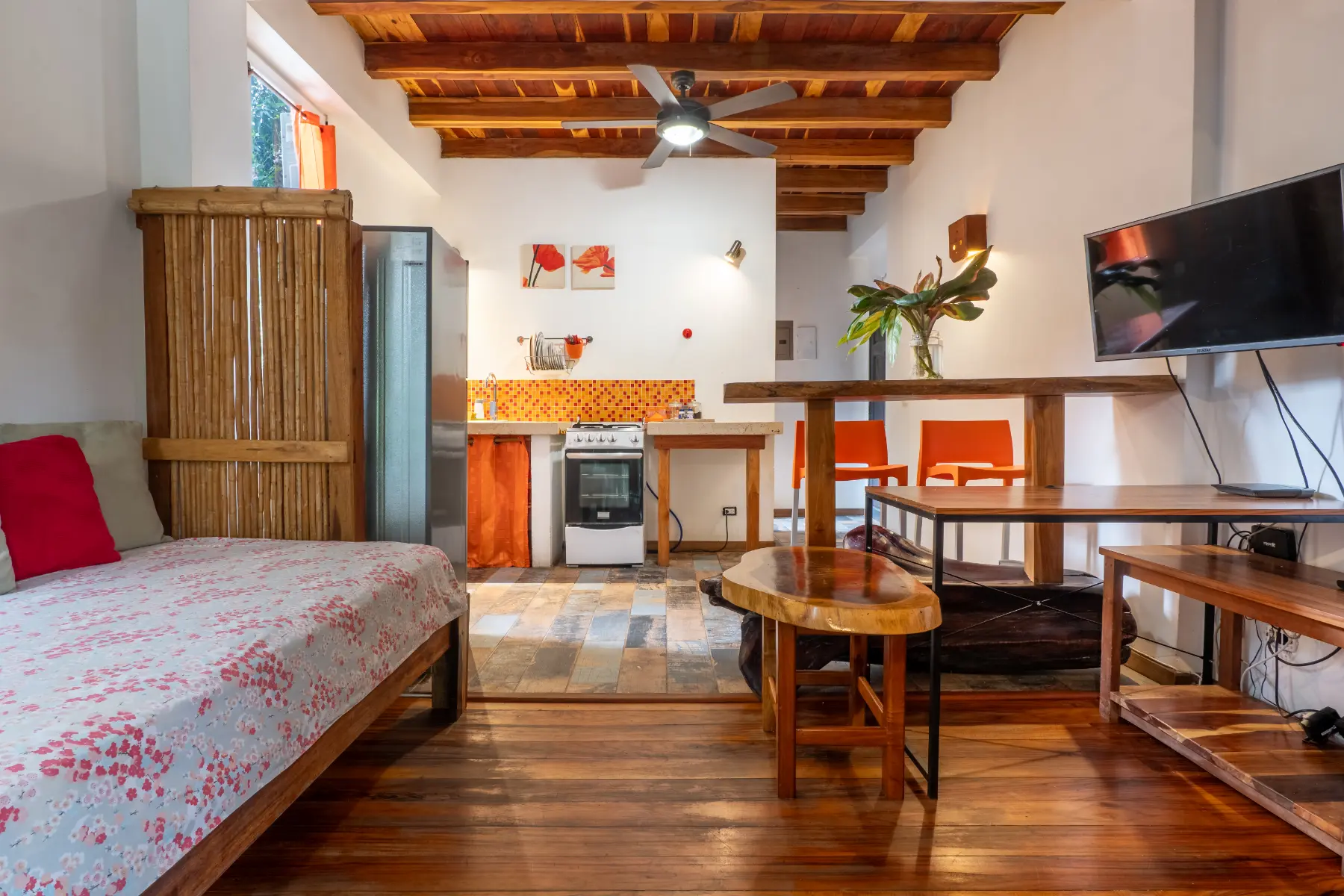 Red apartment photo 13