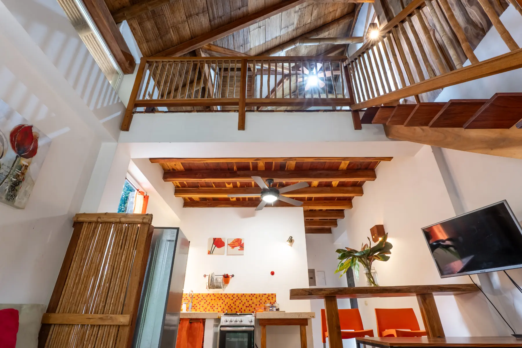 Red apartment photo 14