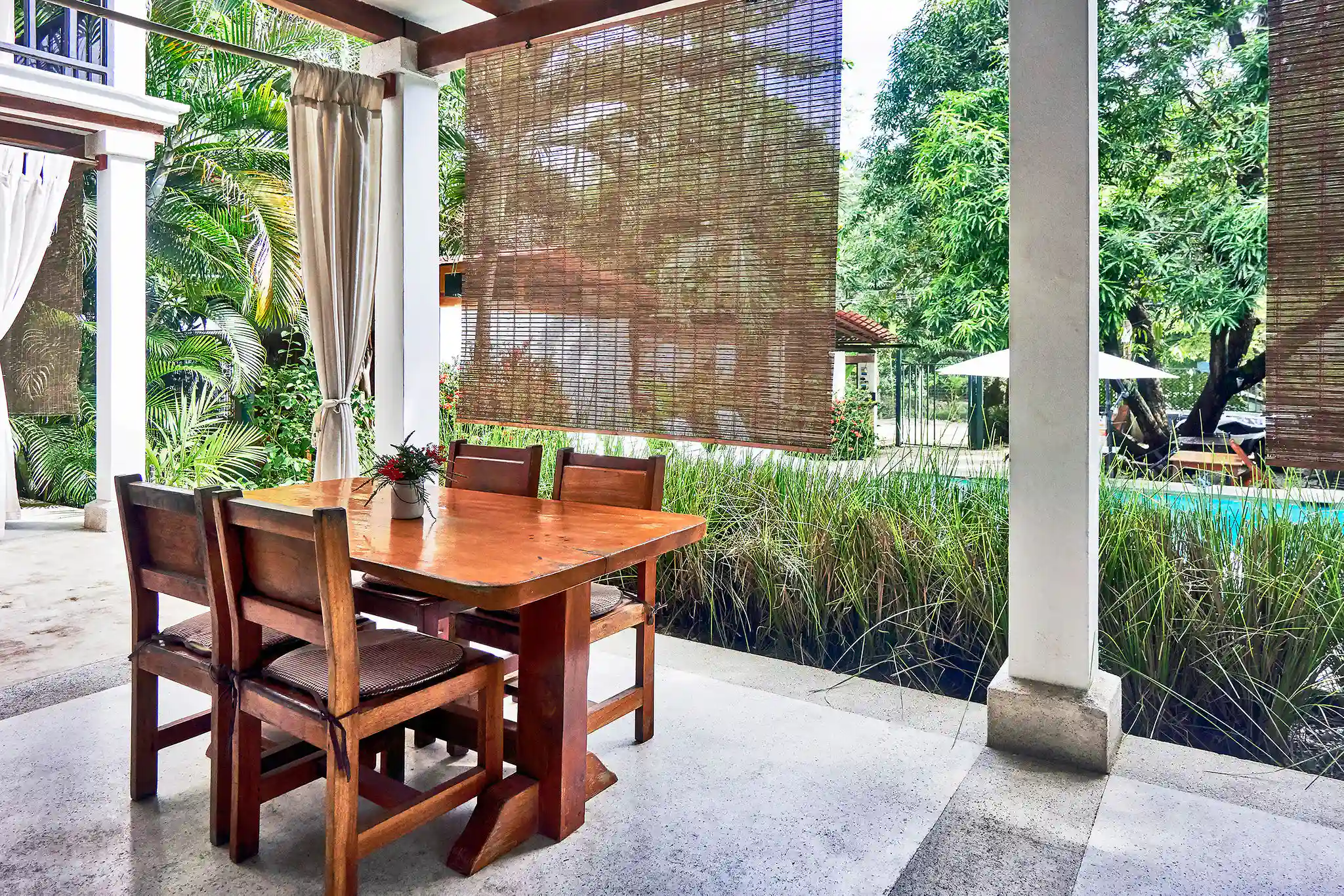 White apartment photo 16